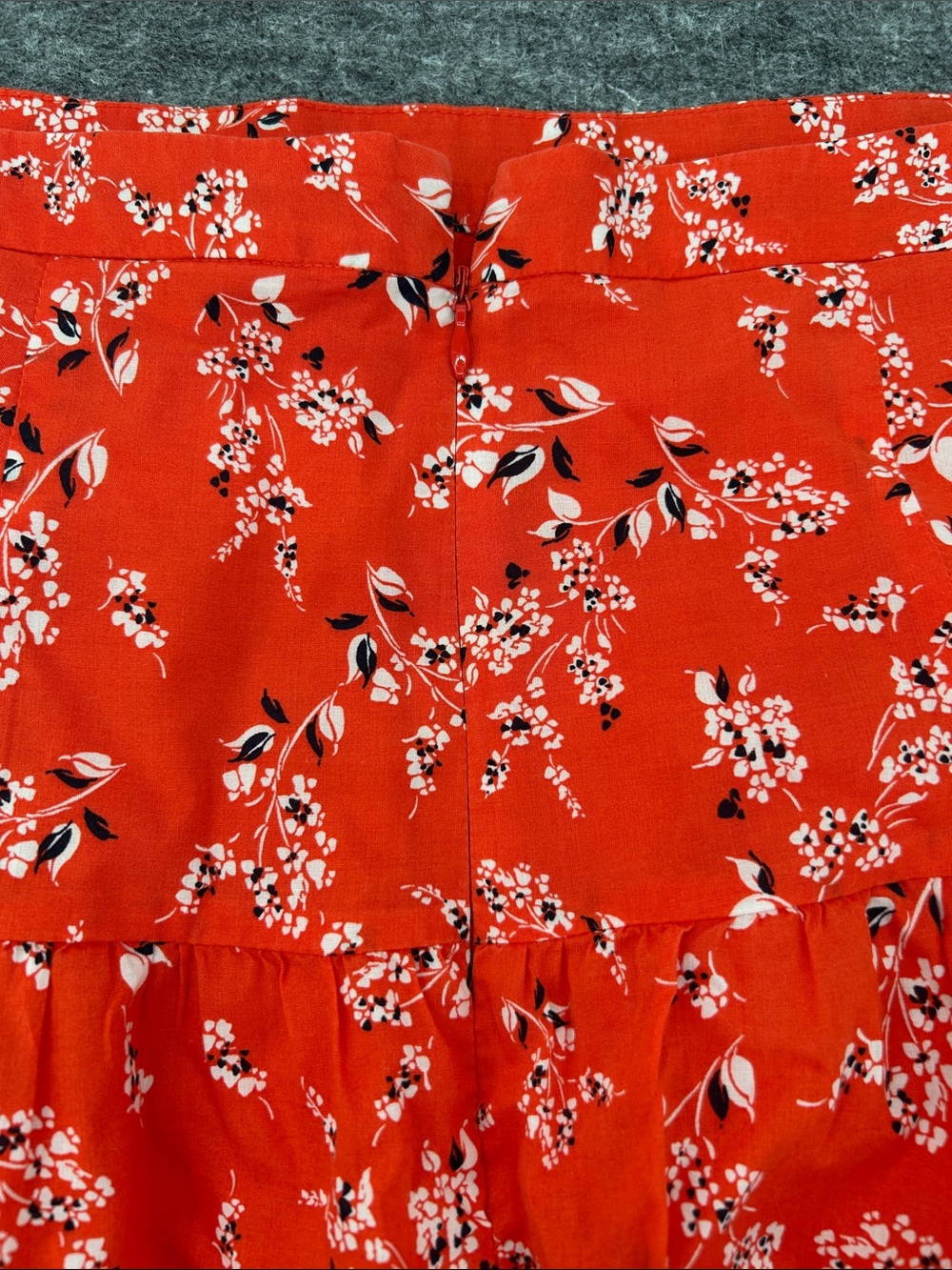 Ann Taylor Floral Print A Line Midi Skirt Red Lightweight Lined Zip Back Size 12 - Picture 7 of 9